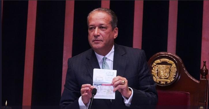 Reinaldo Pared niega que EEUU le haya retirado la visa y muestra el pasaporte visado