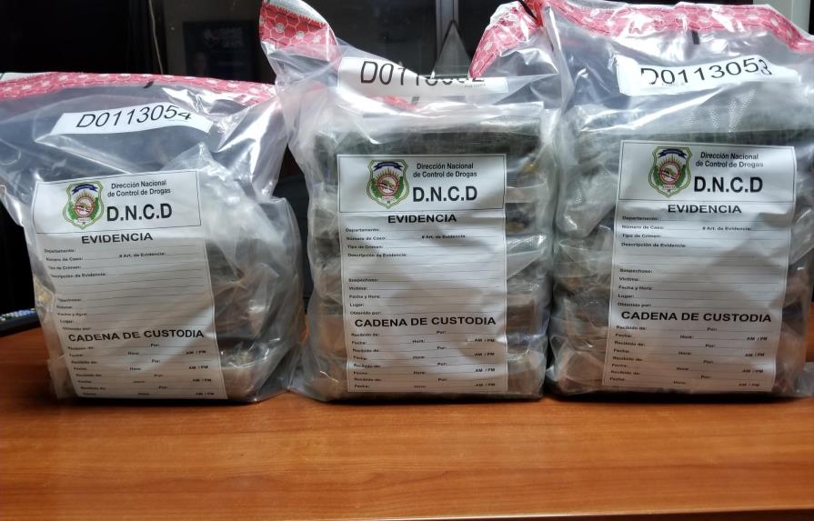 DNCD ocupa 13 paquetes de cocaína en el Distrito Nacional y detiene tres personas