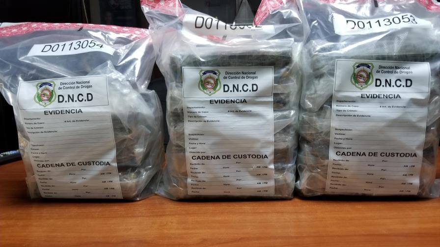 DNCD ocupa 13 paquetes de cocaína en el Distrito Nacional y detiene tres personas