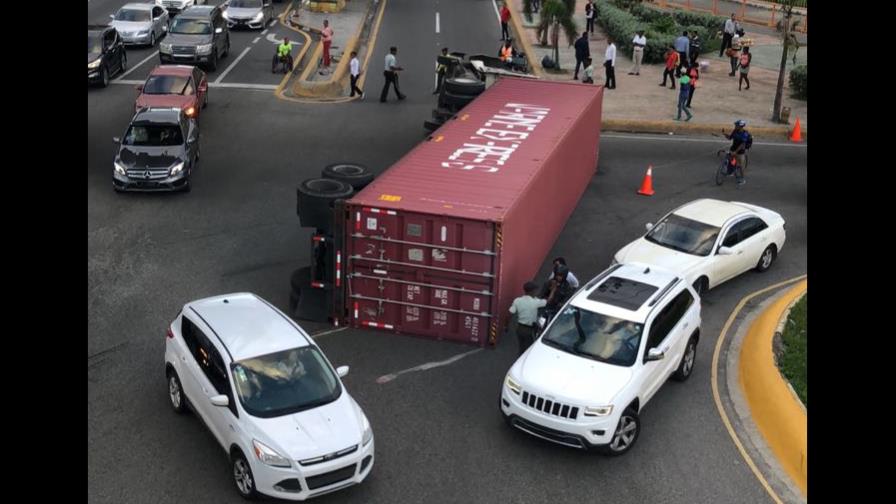 Furgón se vuelca en la avenida 27 de Febrero con Máximo Gómez Furgón se vuelca en la avenida 27 de Febrero con Máximo Gómez