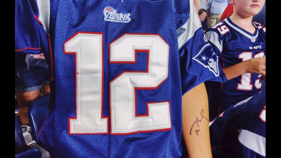 Fanática de los Patriots se tatúa autógrafo de Tom Brady