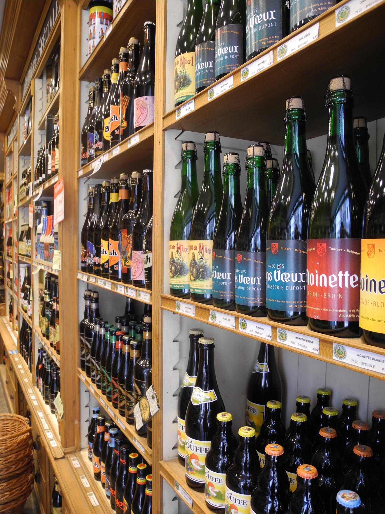 Distintos tipos de cerveza en una tienda del centro de Bruselas.