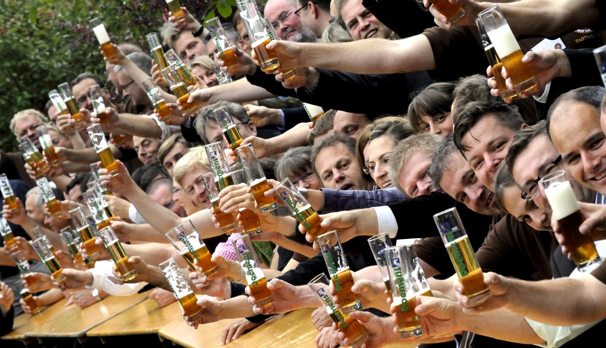 Casi ochenta personas brindan con cerveza durante la cata para el Premio a la Mejor Cerveza Europea 2009, celebrada en Graefelfing, Alemania.