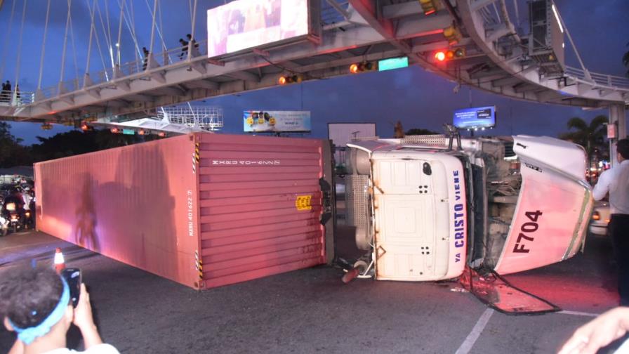 Levantan furgón que se accidentó en la 27 de Febrero con Máximo Gómez