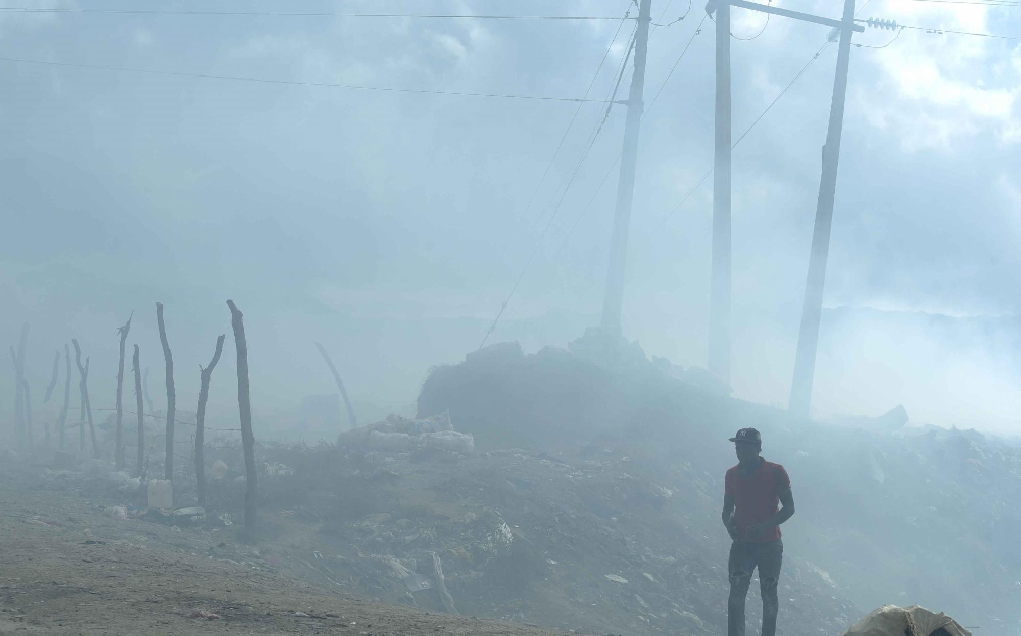 El humo proveniente del vertedero afecta sectores de Tamboril.