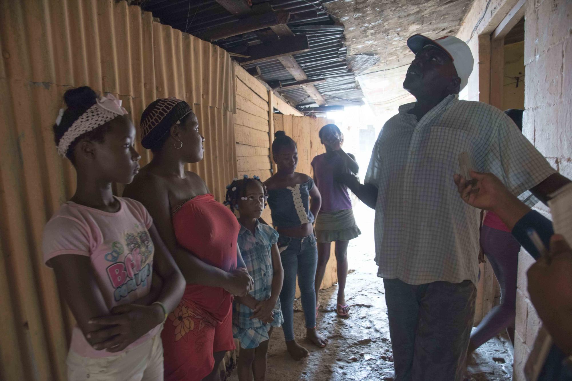 Moradores explican la situación de hacinamiento (José Justo Féliz) 