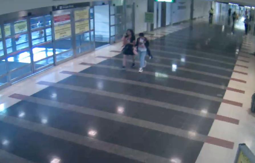 Niña china desaparecida en aeropuerto de EEUU está con sus padres 