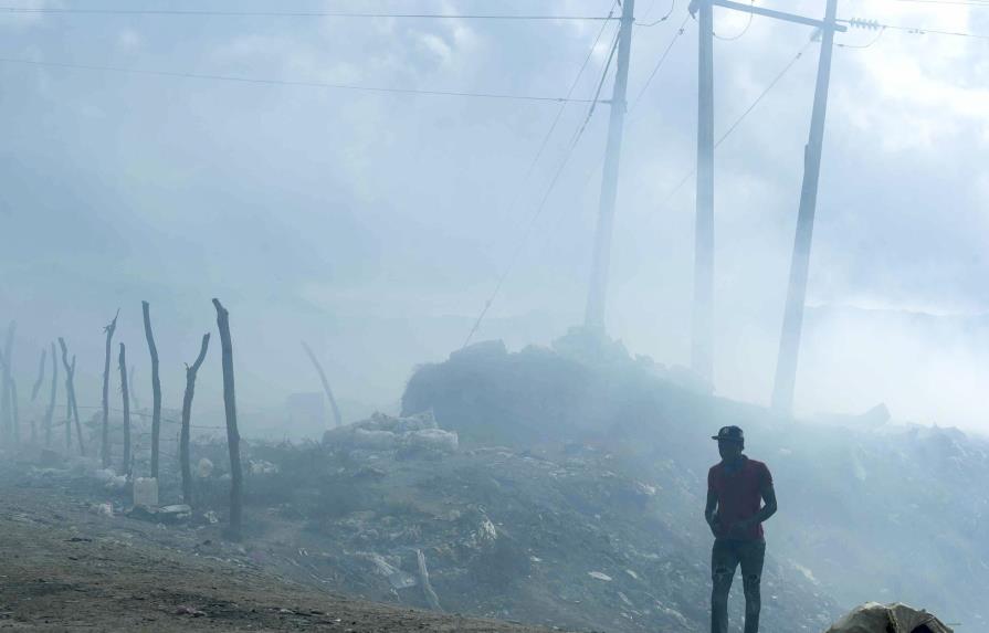 El vertedero de Tamboril sigue ardiendo y contamina a sectores de Santiago