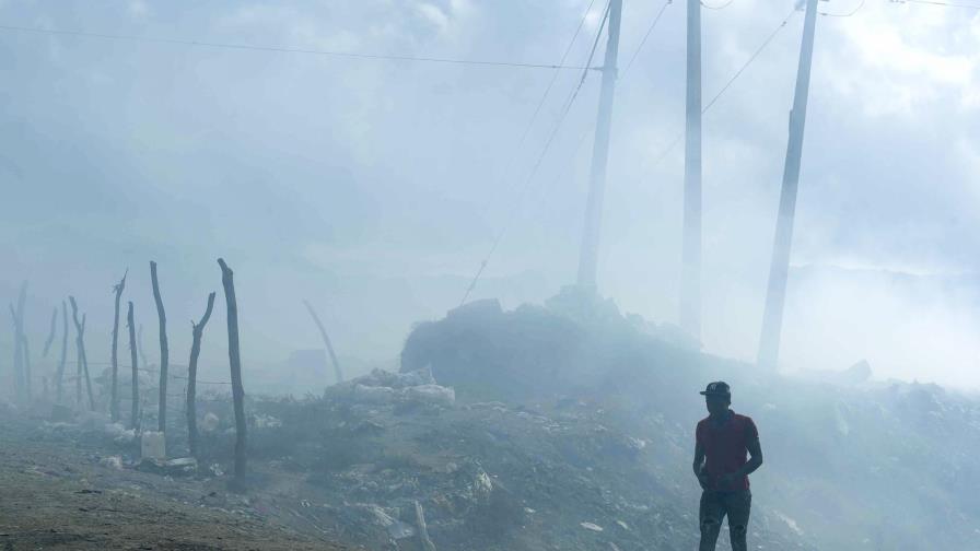 El vertedero de Tamboril sigue ardiendo y contamina a sectores de Santiago El vertedero de Tamboril sigue ardiendo y contamina a sectores de Santiago