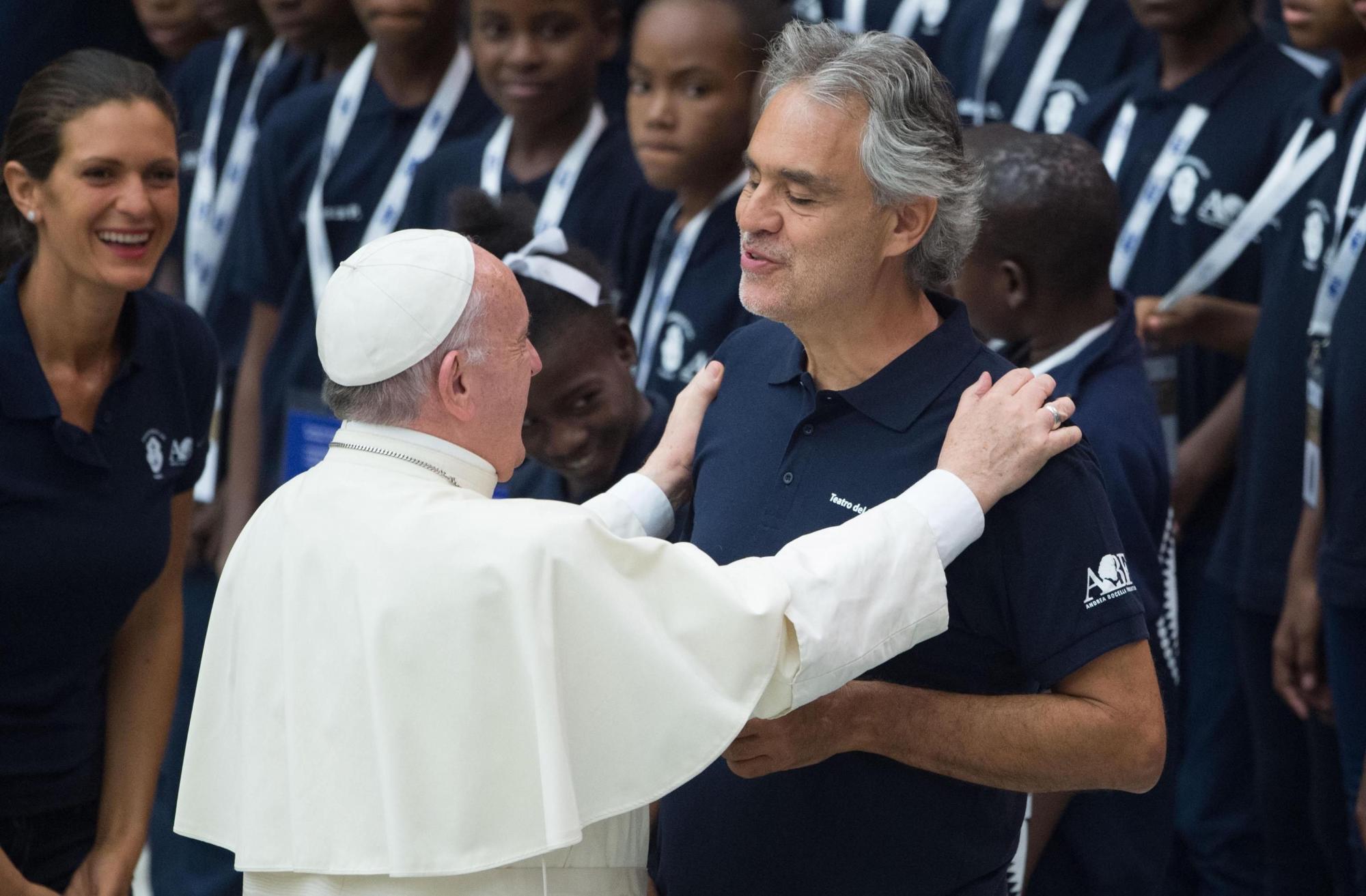 Papa Francisco y el tenor italiano Andrea Bocelli