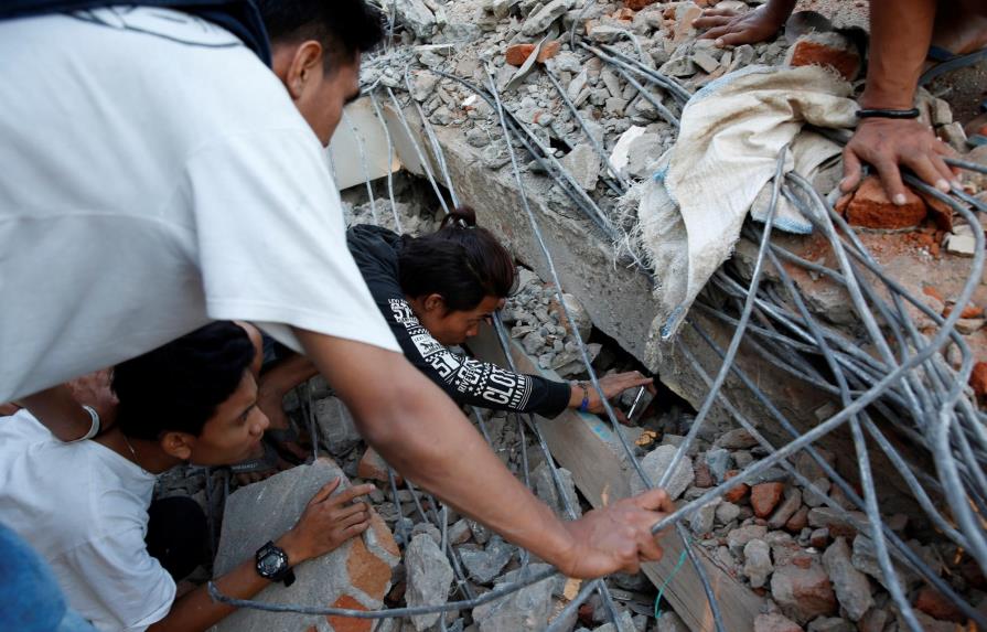 Indonesia evacúa a 2.000 turistas tras el sismo que dejó al menos 98 muertos
