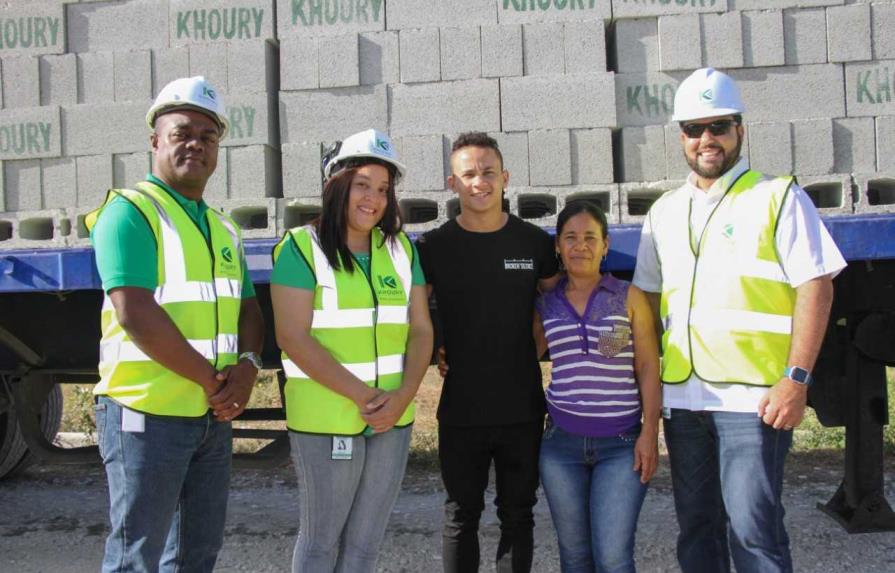 Audrys Nin Reyes recibe materiales para construir vivienda  