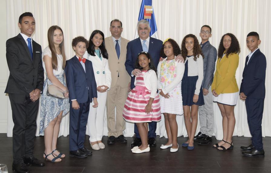 Canciller Miguel Vargas recibe a estudiantes dominicanos destacados en España