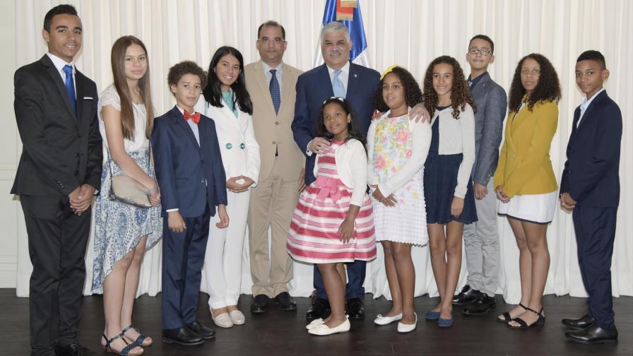 Canciller Miguel Vargas recibe a estudiantes dominicanos destacados en España