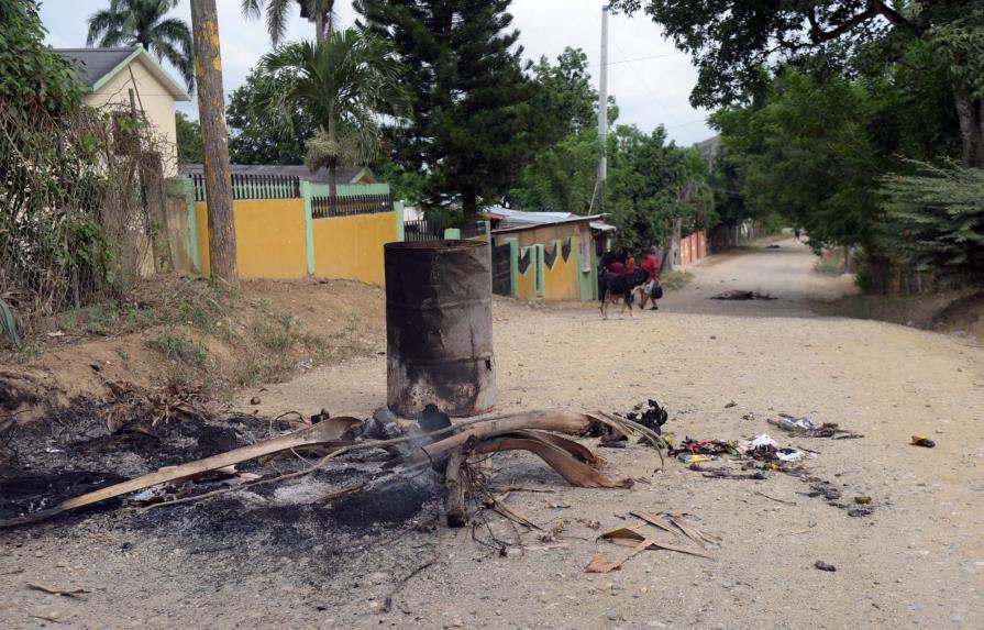 Queman gomas demandando reconstrucción carretera en comunidad de La Vega
