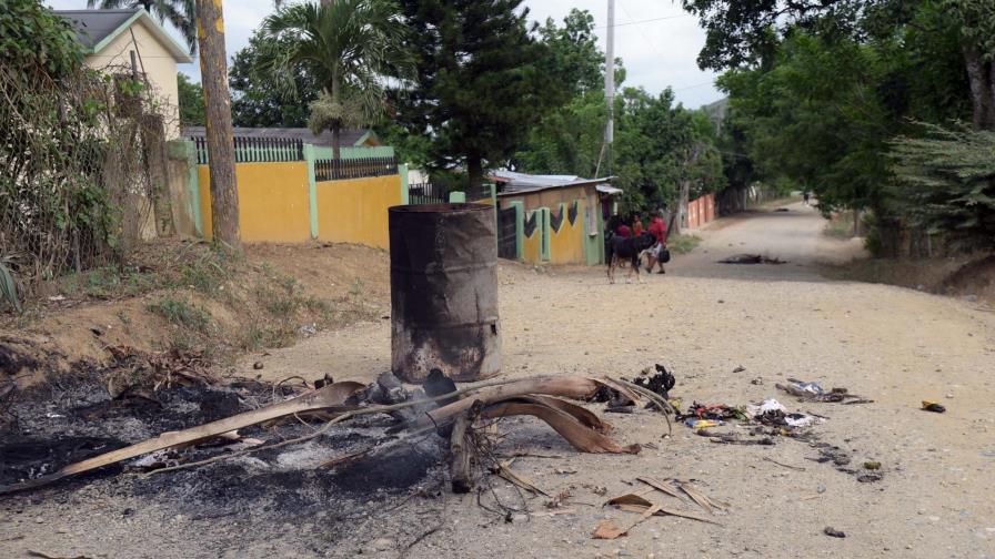 Queman gomas demandando reconstrucción carretera en comunidad de La Vega Queman gomas demandando reconstrucción carretera en comunidad de La Vega