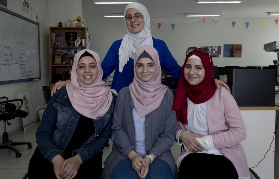 Jóvenes palestinas buscan destacar en Silicon Valley