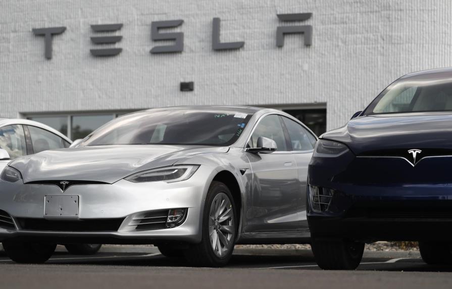 Tesla examina propuesta para dejar de cotizar en bolsa