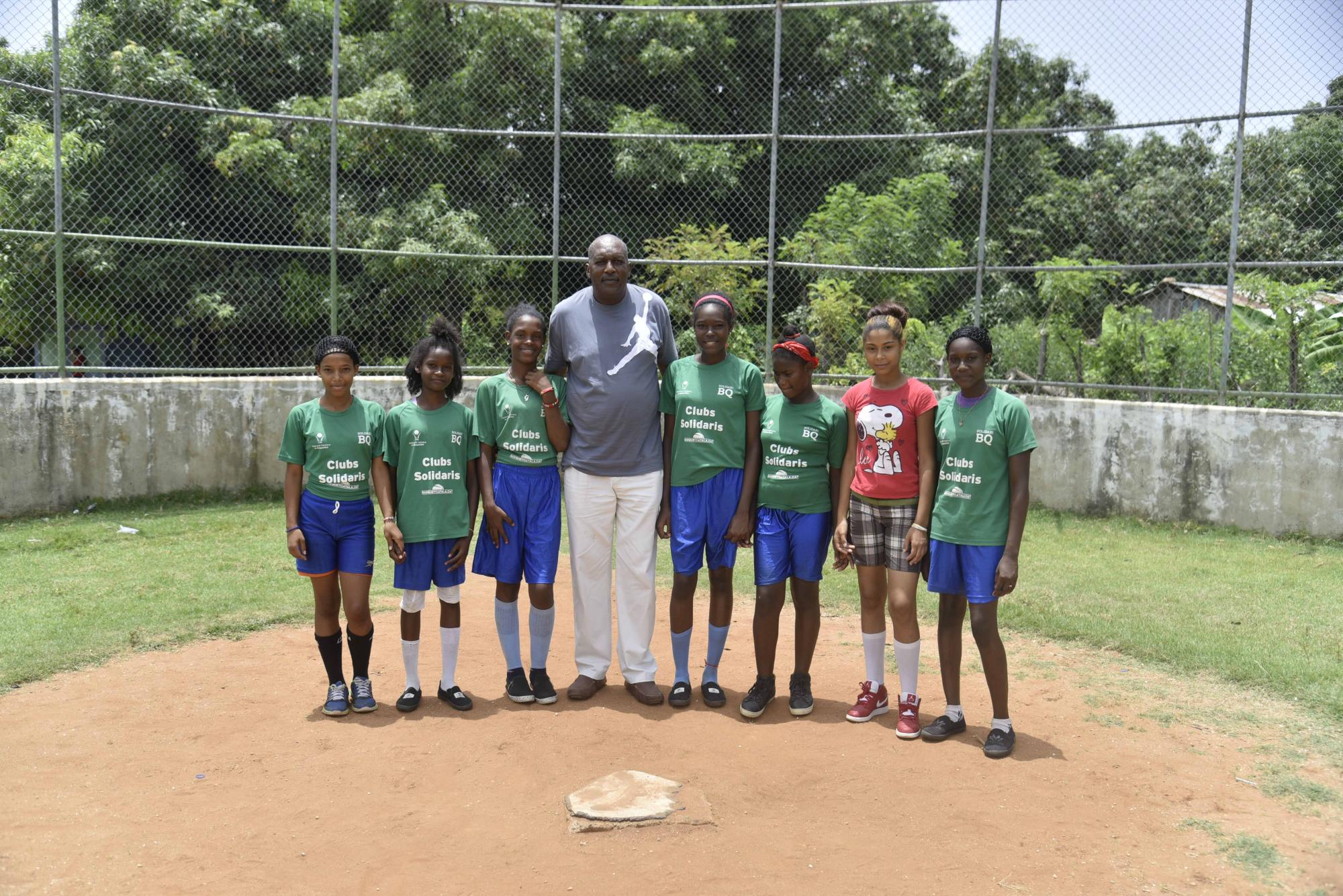 Sibilio posando con las chicas del equipo de Sóftbol de la Fundación