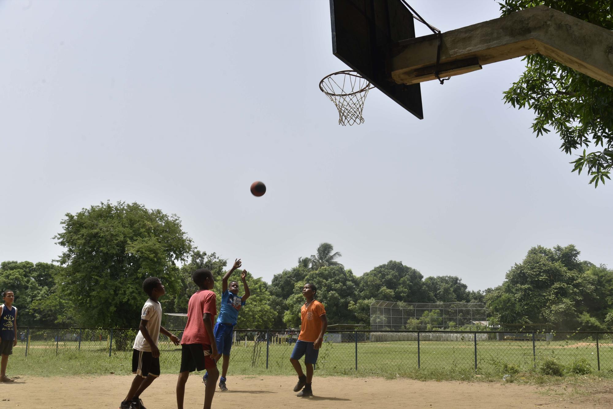 Unos muchachos jugando a baloncesto en la Finca de San Cristóbal