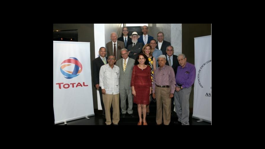 Bolívar Díaz Gómez, Jeanette Miller y Julia Álvarez  ganan premios Caonabo 