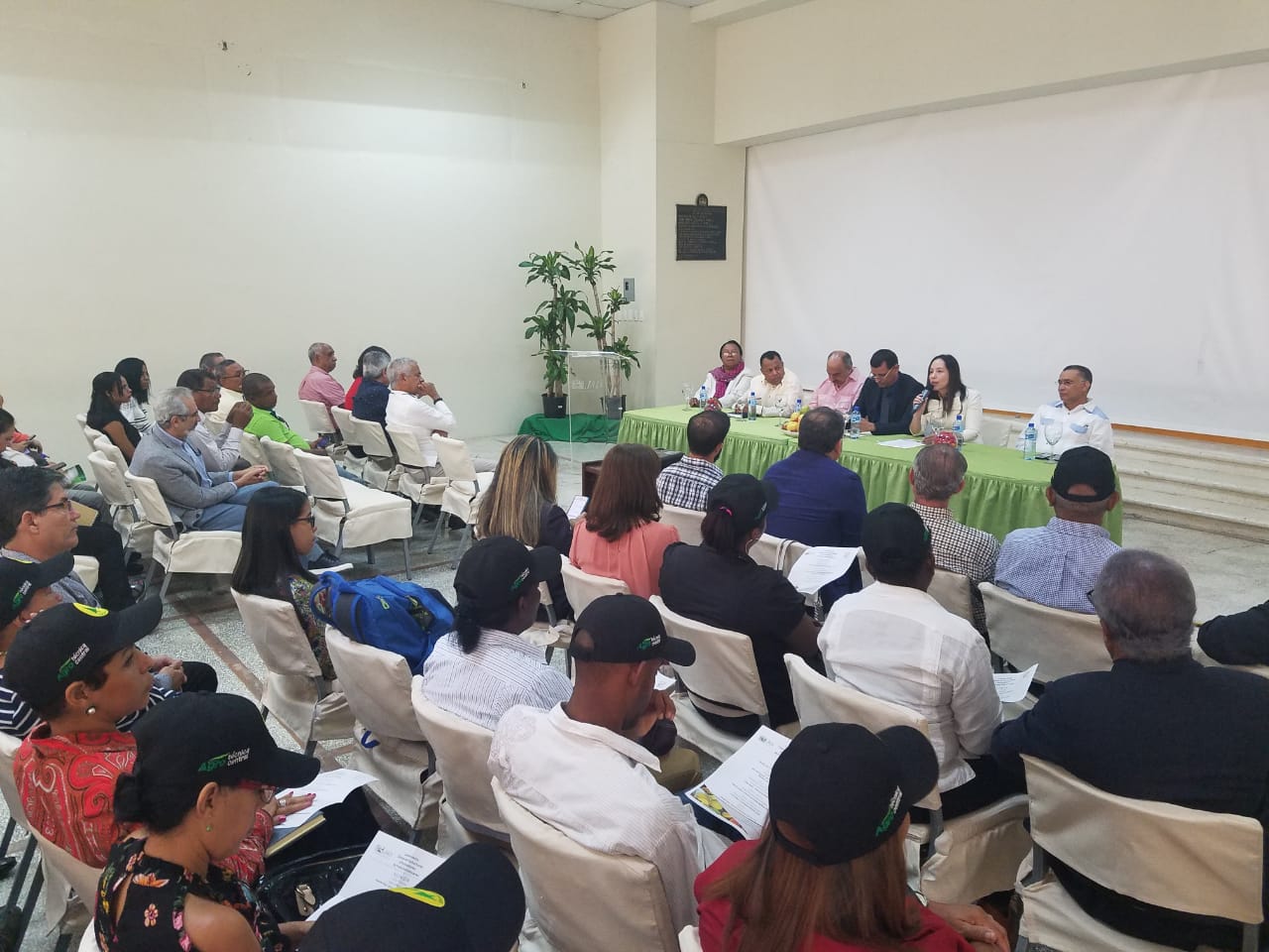 Parte del publico asistente al lanzamiento del Clúster de Productores y Procesadores de Frutas Dominicanas (Profrudom).