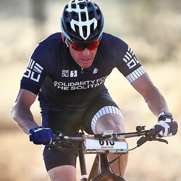 Lance Armstrong sufre accidente en bicicleta 