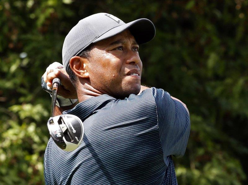 Tiger Woods rescata par tras pésimo arranque en el PGA 