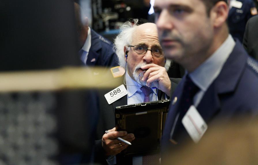 Acciones cierran mayormente a la baja en Wall Street