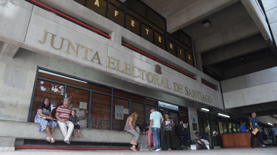Junta Electoral Santiago tiene más de 800 mil inscritos con derecho al voto
Cuenta con tres Circunscripciones Junta Electoral Santiago tiene más de 800 mil inscritos con derecho al voto
Cuenta con tres Circunscripciones