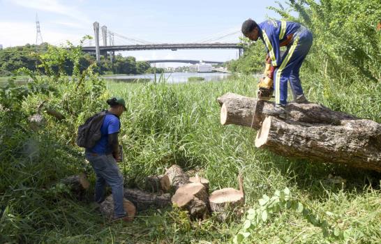 El cabildo del Distrito Nacional limpia las riberas de los  ríos Ozama e Isabela