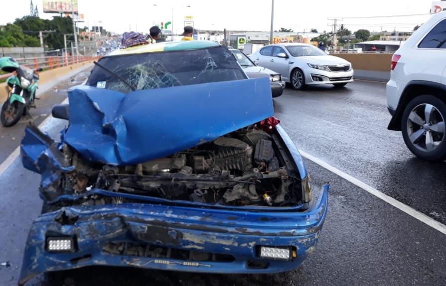 Accidente de tránsito ocasiona tapón en la Autopista Duarte 