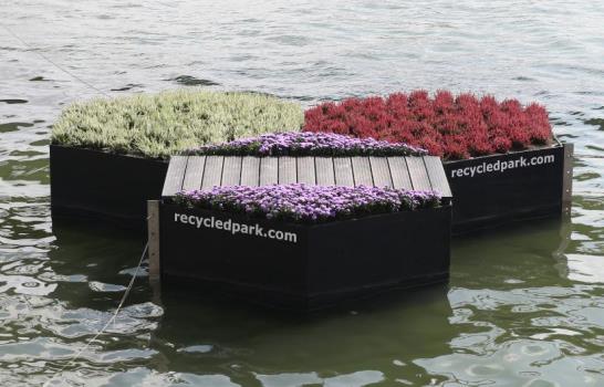 Un parque flotante de plástico reciclado