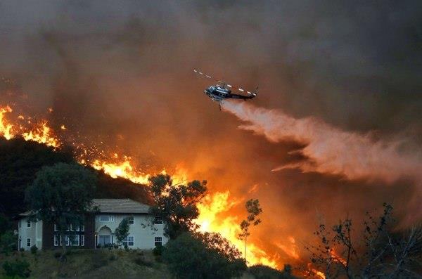 Avanzan en el control de un incendio en el sur de California