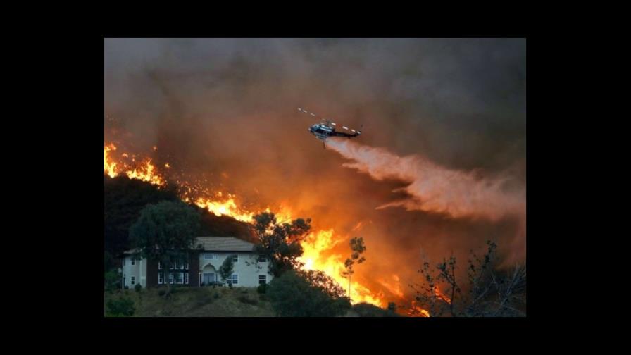 Avanzan en el control de un incendio en el sur de California