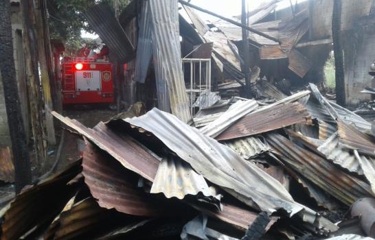 Fuego afecta tres talleres de ebanistería en Santiago
