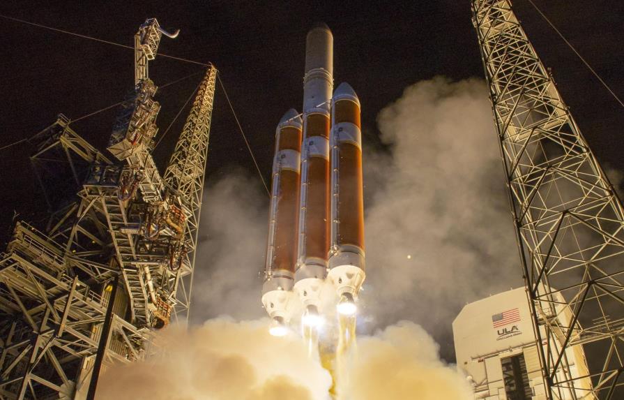 La NASA lanza con éxito sonda Parker para llegar al Sol