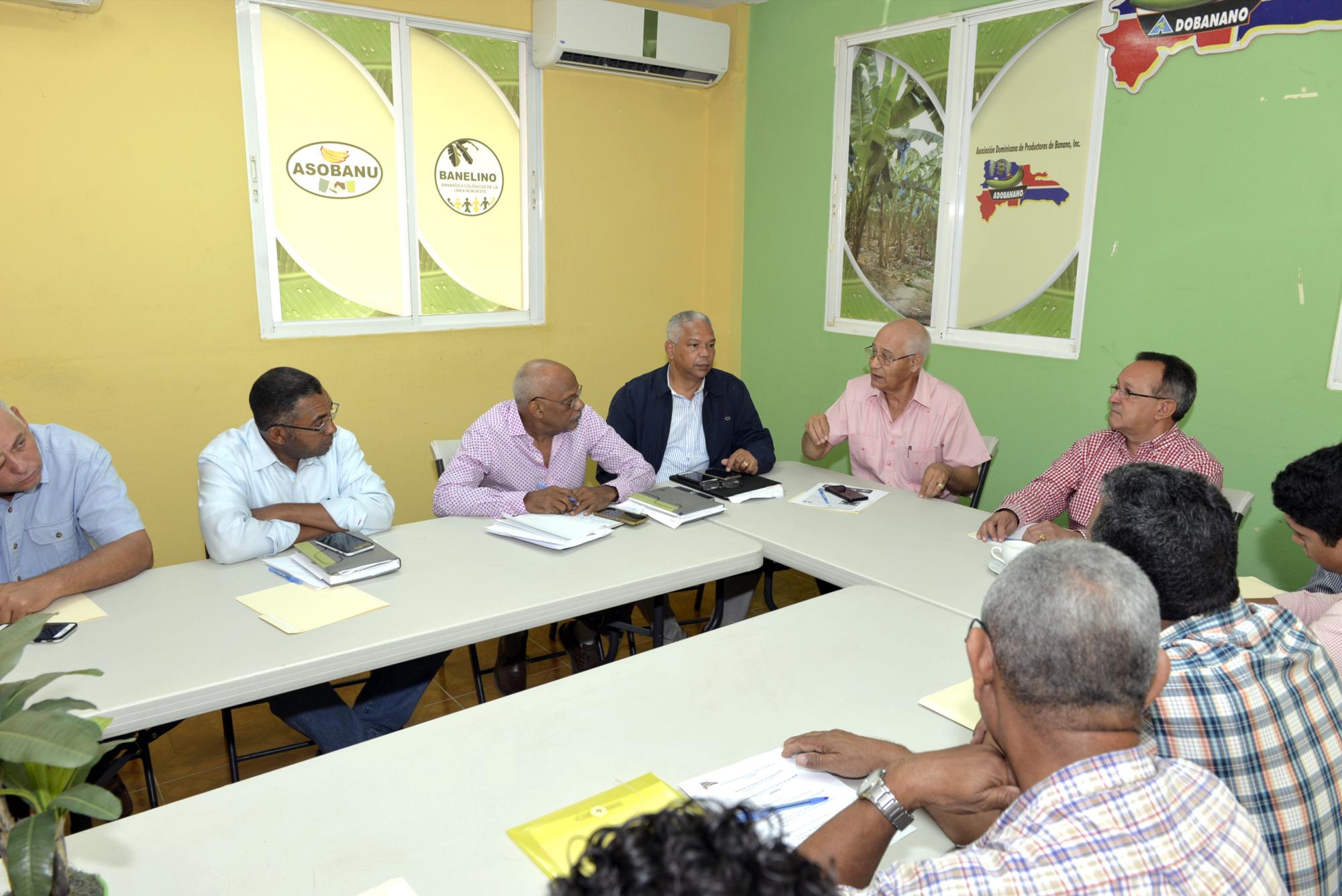 Ministro de Medio Ambiente reunido con varios productores de banano.