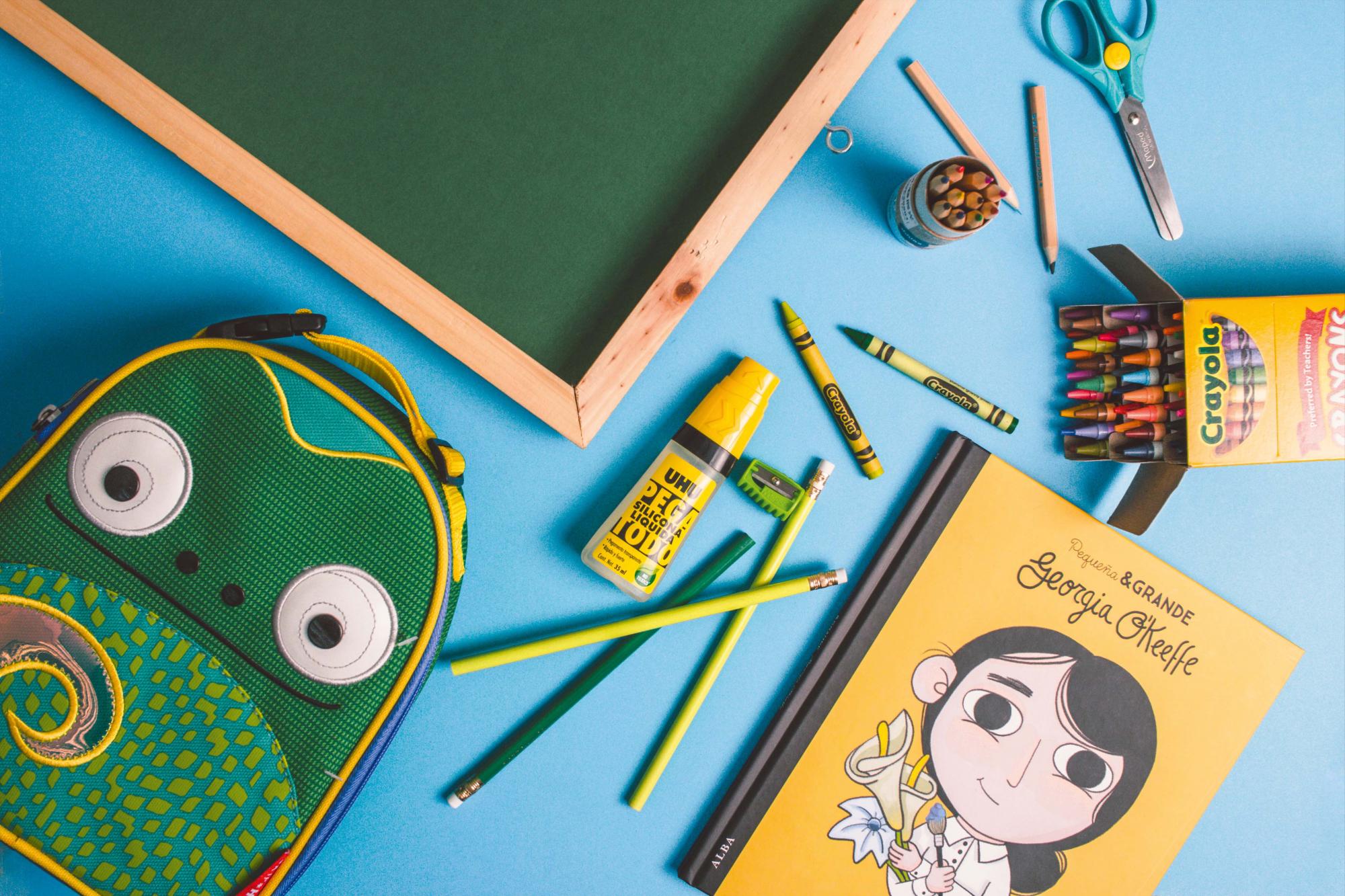 Curiosa creatividad / Pizarra y crayolas de La Sirena Tijeras, lonchera y silicona líquida de Jumbo Libro “Pequeña & Grande” de Georgia O’Keeffe y sacapuntas de Librería Cuesta Lápices de color pequeños de Hello Art Lápices de Memory Keepers by Kukaramakara.