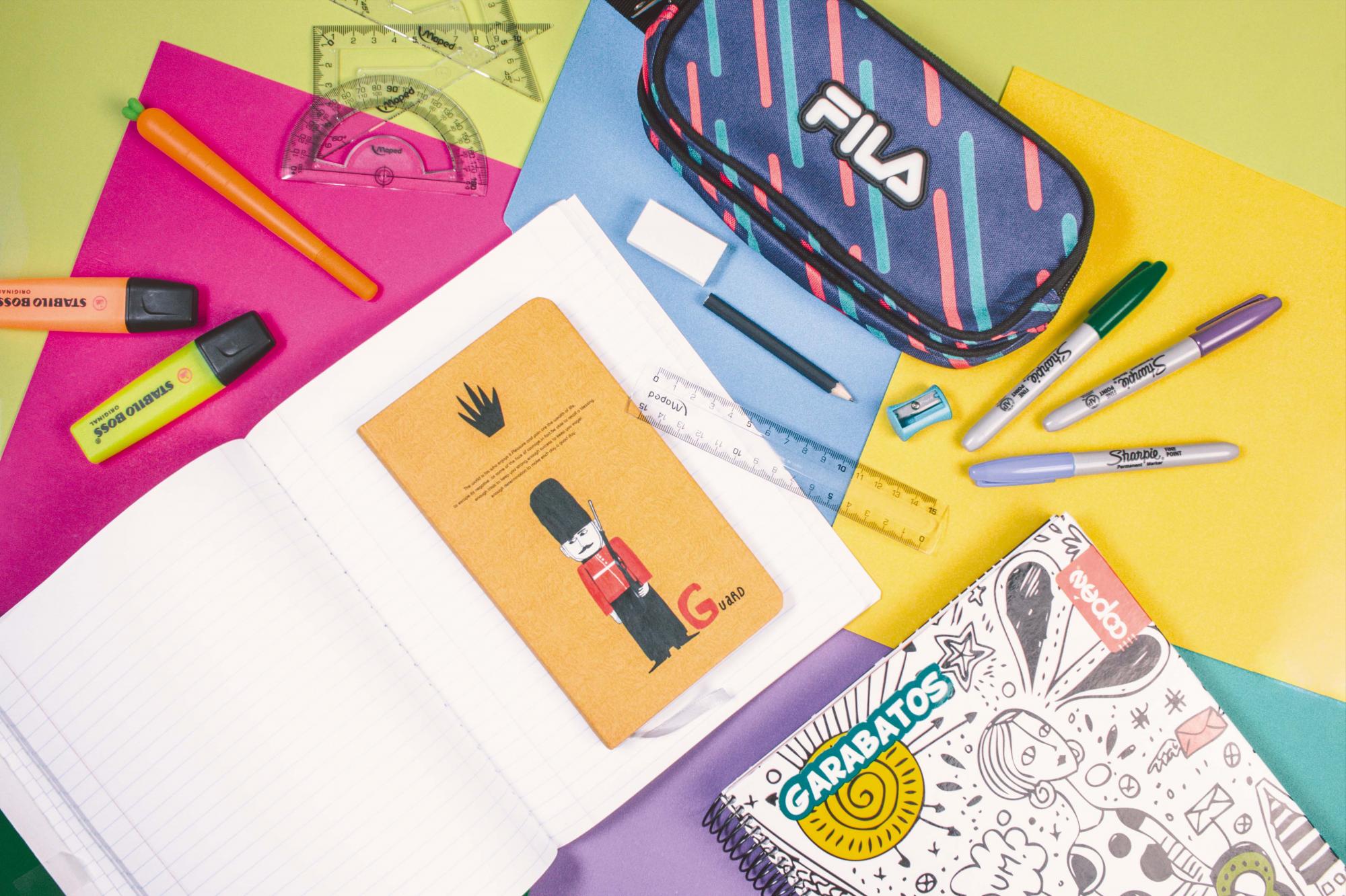 ¡Anótalo! / Folders de colores, juego de cartabones, cuadernos, resaltadores, felpas y borrador de Jumbo  Sacapuntas de Librería Cuesta  Portalápices de La Sirena Agenda de “Queen’s Guard” y lapicero de zanahoria de Hello Art.