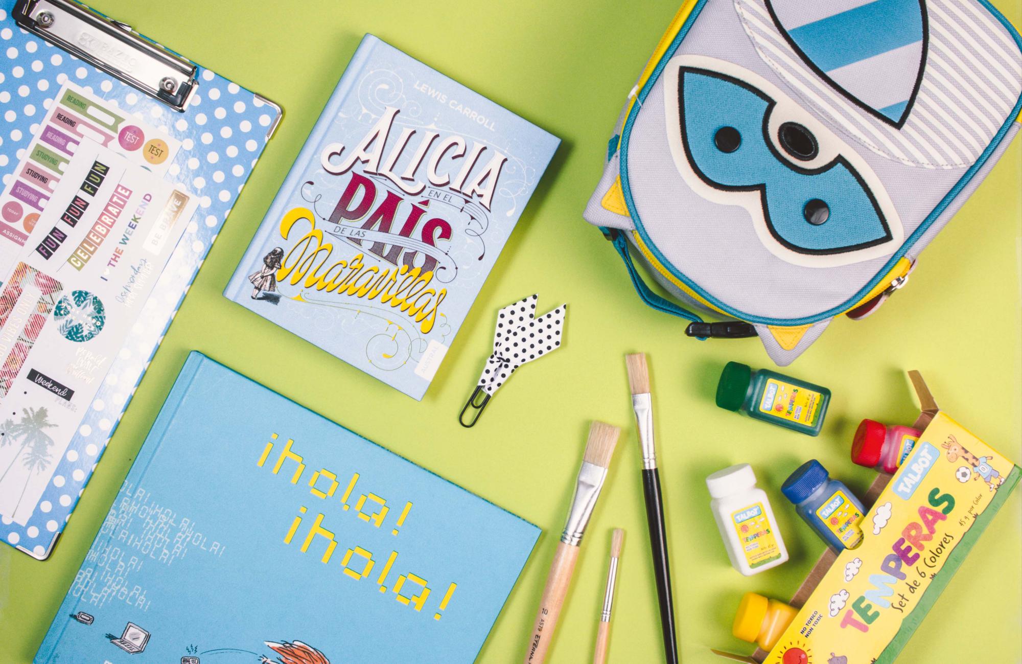 Sangre de artista / Témperas de colores de La Sirena  Libros “¡Hola! ¡Hola!” y “Alicia en el País de las Maravillas” de Librería Cuesta  Lonchera y portapapeles de lunares de Jumbo  Stickers de Memory Keepers by Kukaramakara.