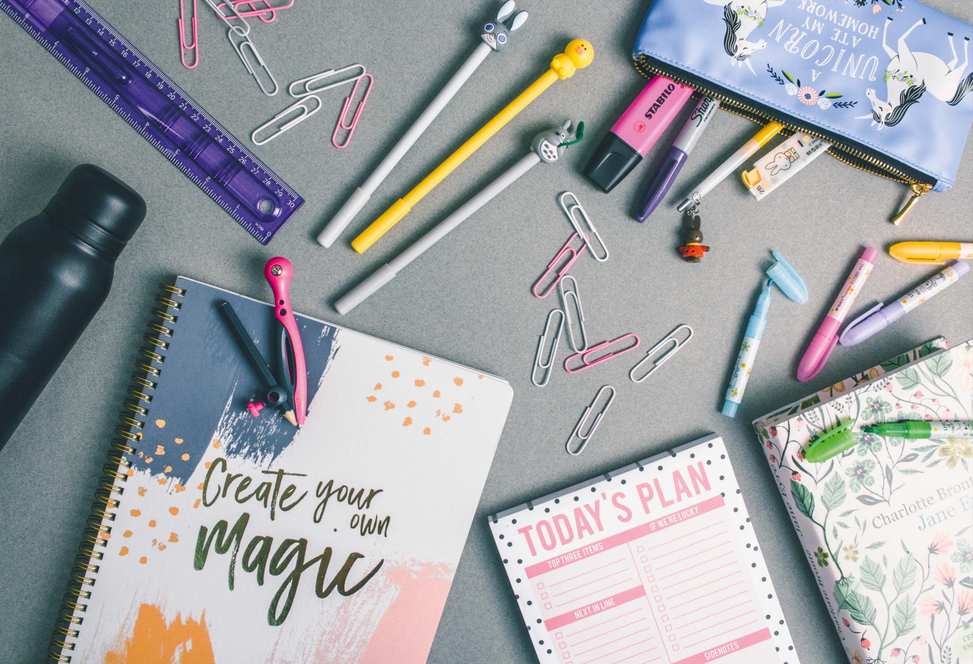 Alimenta sus sueños / Regla, clips, libro “Jane Eyre” de Charlotte Bronte de Librería Cuesta Compás, felpa Sharpie, resaltador Stabilo de Jumbo  Felpas Totoro, Judy,  pato amarillo Sally, resaltadores y portaminas de Hello Art  Portalápices y cuaderno de  Memory Keepers by Kukaramakara