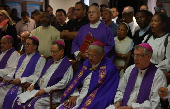 Restos de obispo emérito Mamerto Rivas son velados en la Conferencia del Episcopado
