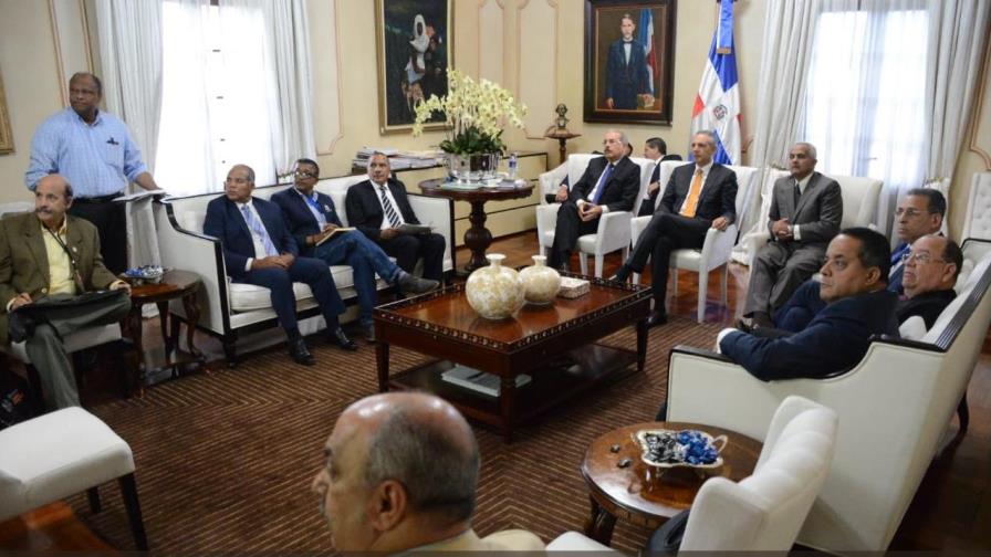 Presidente Medina recibe informe sobre situación del agua en el país Presidente Medina recibe informe sobre situación del agua en el país