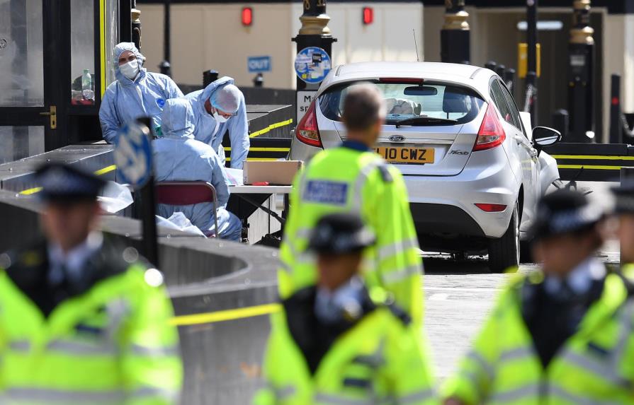 Atentado con automóvil en el Parlamento británico deja varios heridos