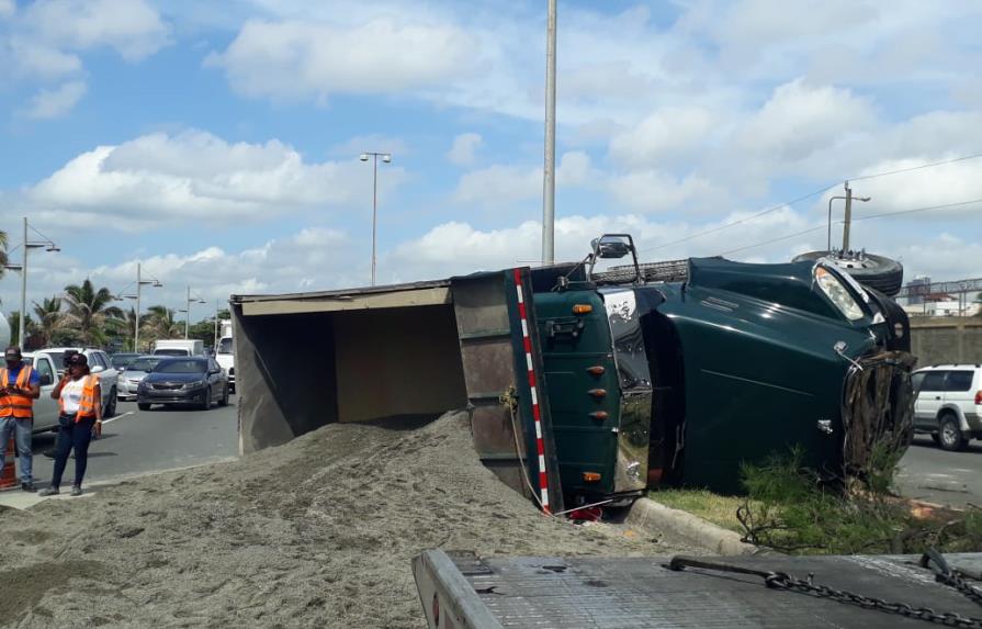 Camión cargado de arena se vuelca en autopista 30 de Mayo