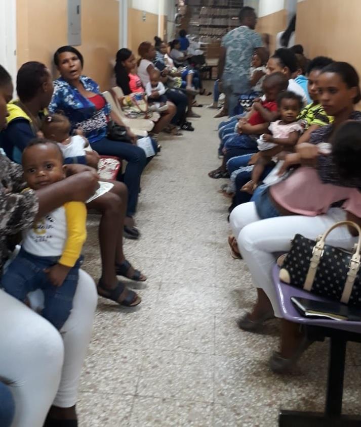 Médicos denuncian hacinamiento en área de consulta de hospital Robert Reid Cabral