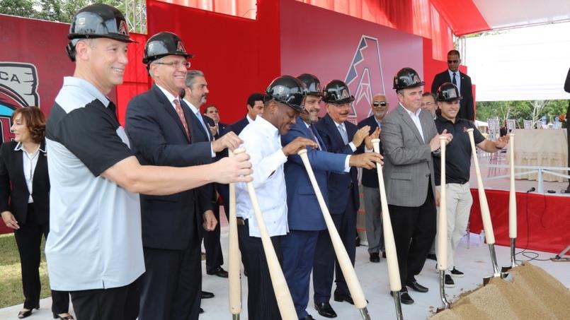 Presidente Medina deja iniciados los trabajos de construcción de academia de los Diamondbacks