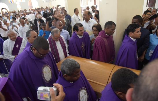 Mamerto Rivas recibe el último adiós de  su diócesis