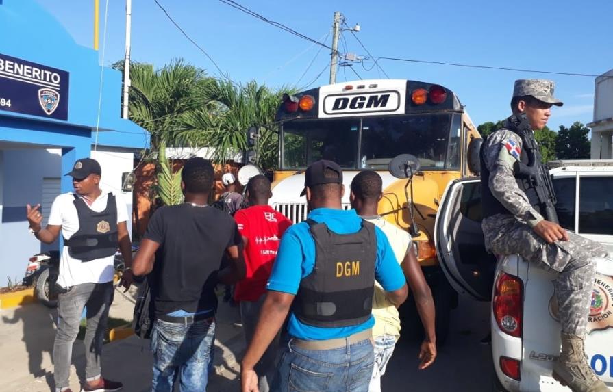 Detienen 441 extranjeros  durante operativos en Santo Domingo Oeste y La Romana 